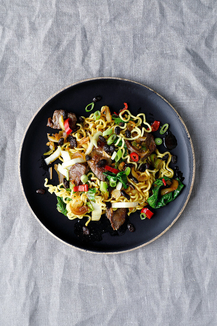 Spicy beef with black beans and mie noodles