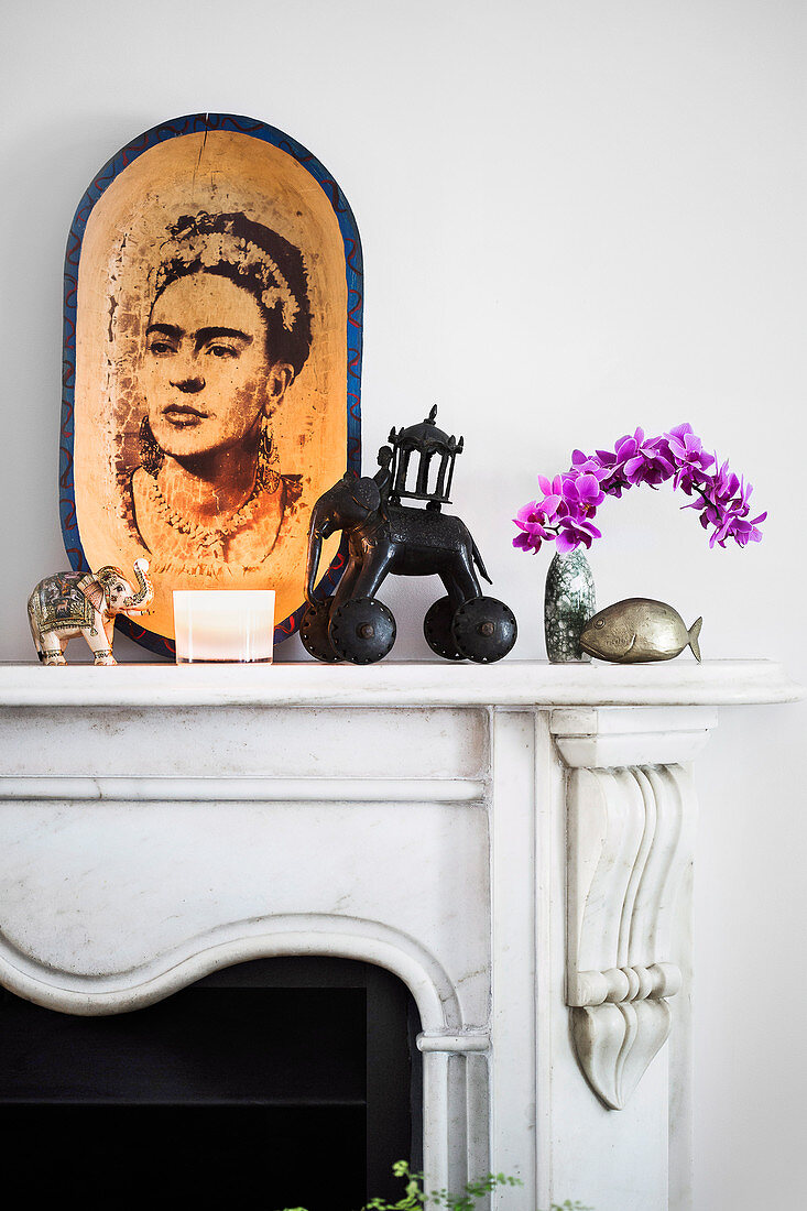 Schale mit Frida-Kahlo-Motiv und Elefantenfiguren auf Kaminsims