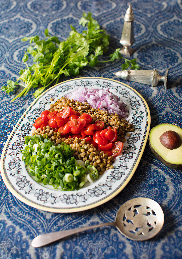 Linsensalat mit Tomaten und Zwiebeln auf Servierplatte