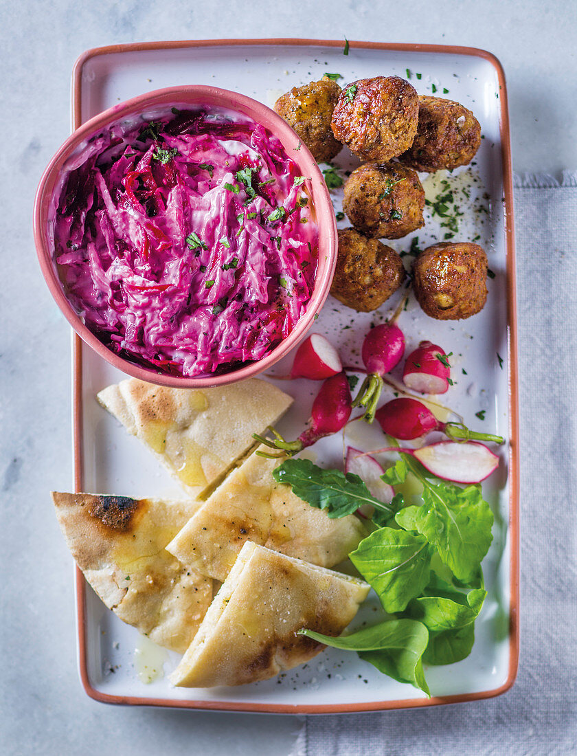 Rote Bete Tzatziki mit Falafel und Pitabrot