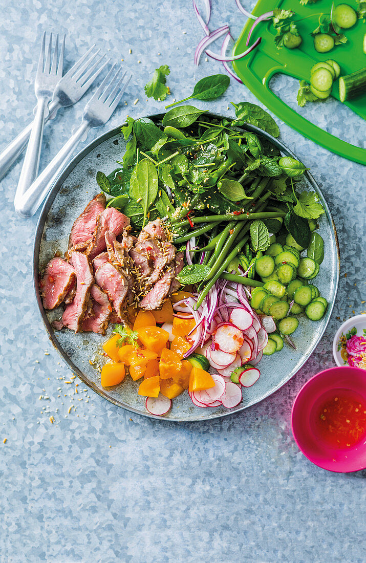 Thai Beef Salad mit Steakstreifen und Gemüse