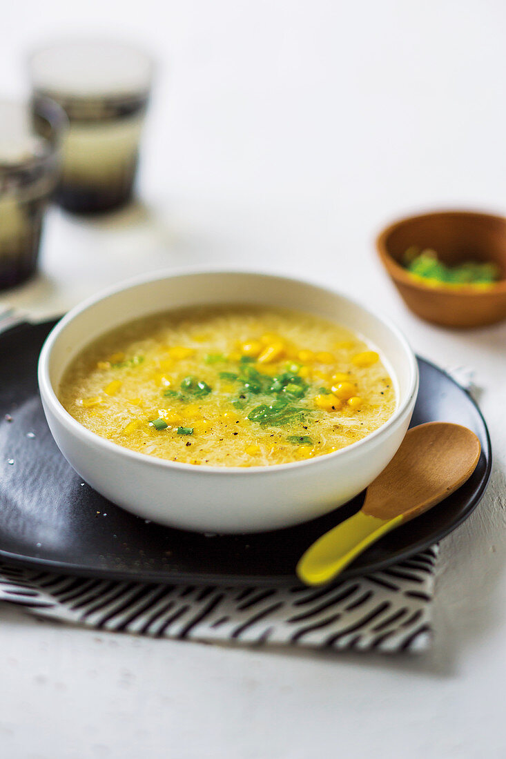 Eiersuppe mit Huhn und Mais