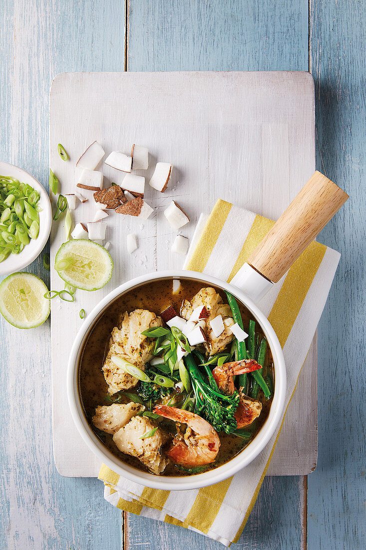 Thailändische Seafood-Curry mit Gemüse
