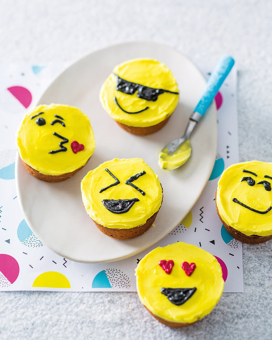 Cupcakes mit Emojis verziert