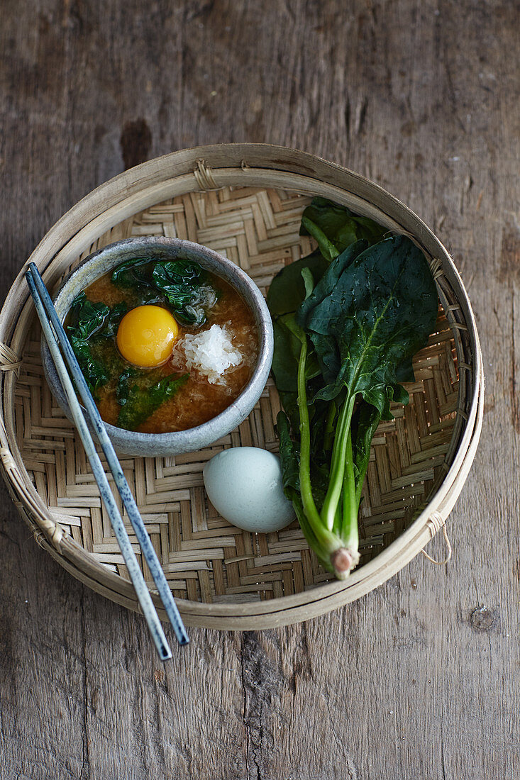 Misosuppe mit geriebenem Rettich, Spinat und Ei
