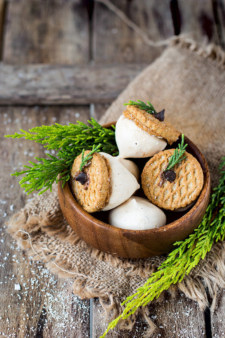 Weihnachtliche Haferplätzchen mit Nussbutter und Baiserhäubchen