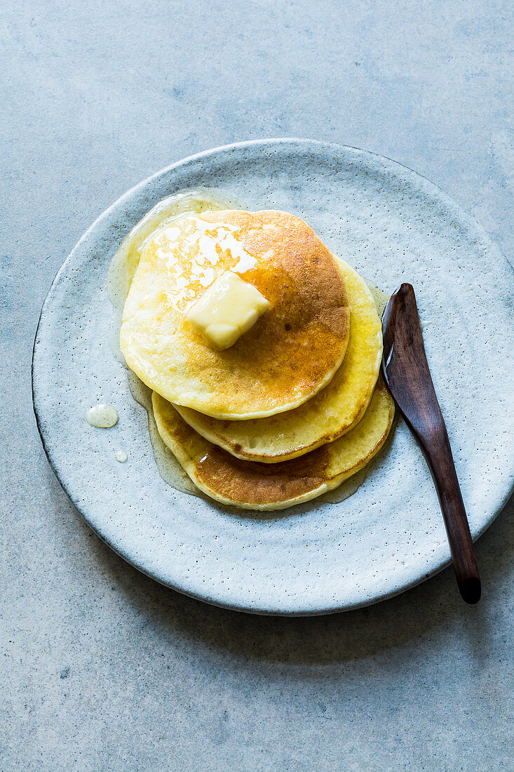 Amerikanische Ricotta-Pancakes mit Honigbutter
