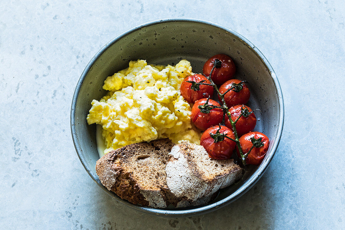Scrambled eggs with oven-roasted tomatoes