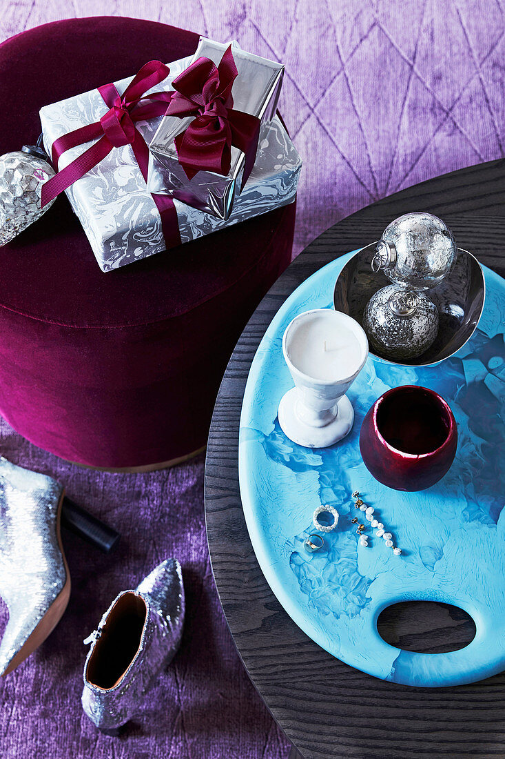 Geschenke und Weihnachtsdeko in Silber, Türkis und Violett