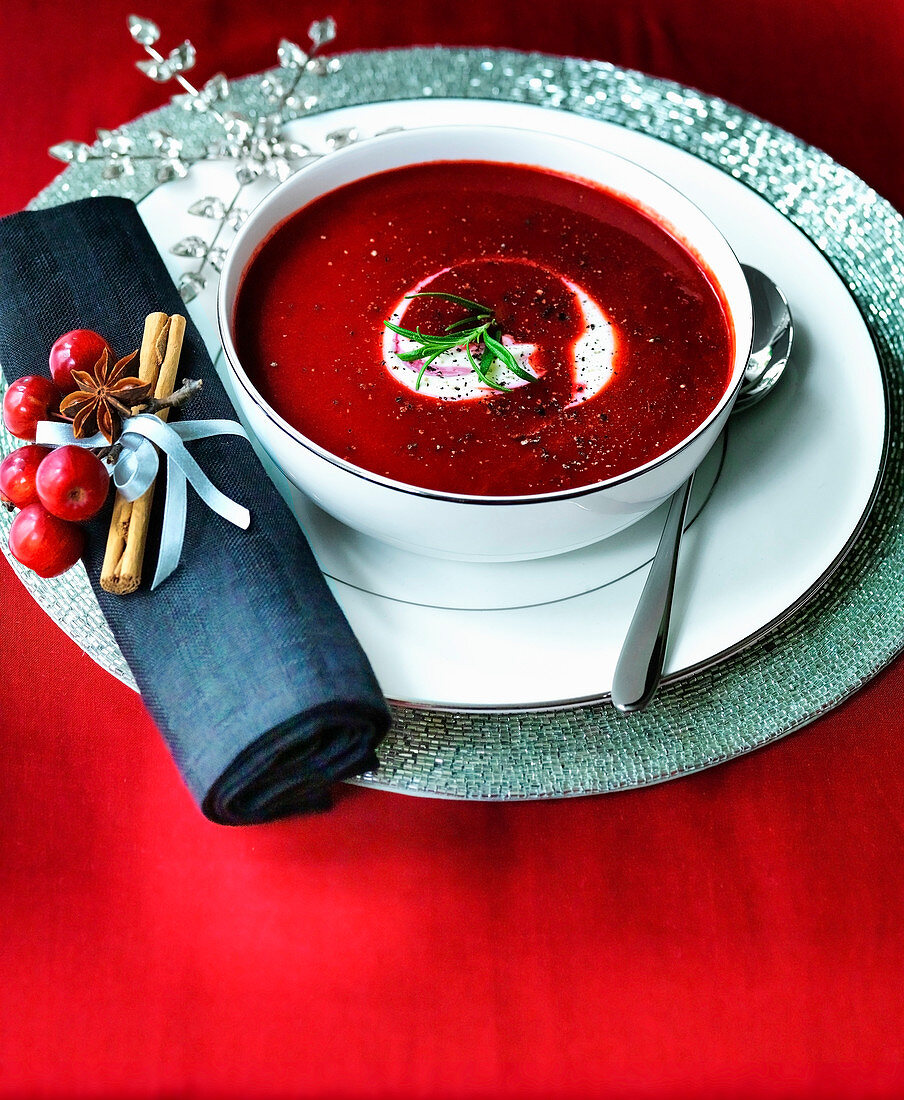 Rote-Bete-Cremesuppe mit Creme Fraiche (Weihnachten)
