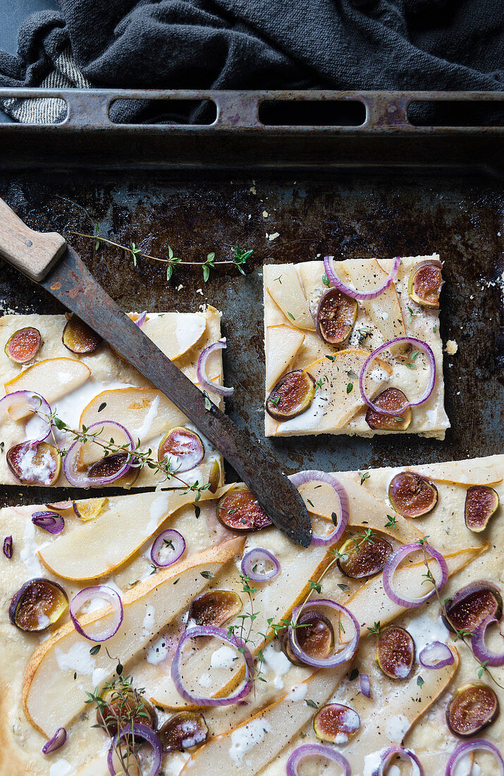 Vegane Tarte Flambeè mit roten Zwiebeln, Feigen und Birnen