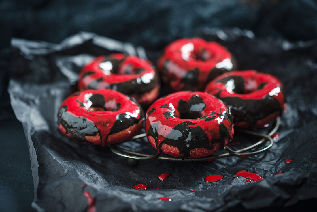 Rote-Bete-Donuts mit zweifarbiger Schokoladenglasur zu Halloween