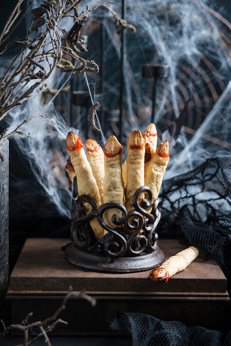 Shortcrust finger pastries for Halloween (with almonds and jam)