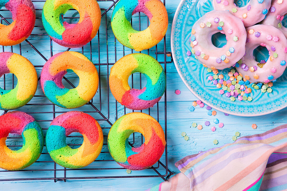 Regenbogen-Donuts mit Zuckerglasur