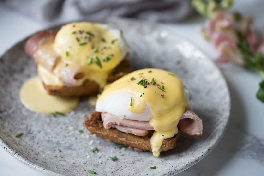 Poached eggs on toast with ham and Hollandaise sauce