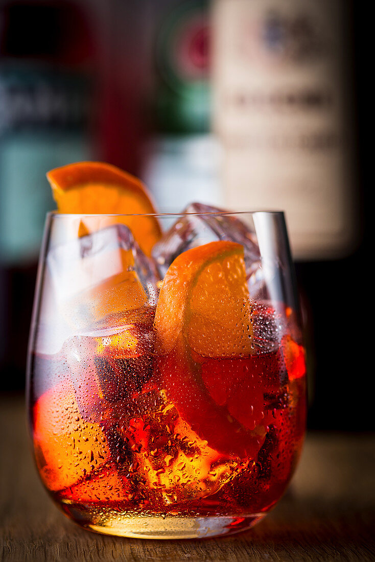 Cocktail mit Orangen und Eiswürfeln