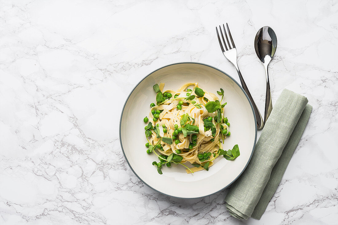 Tagliatelle with peas and a creamy sauce