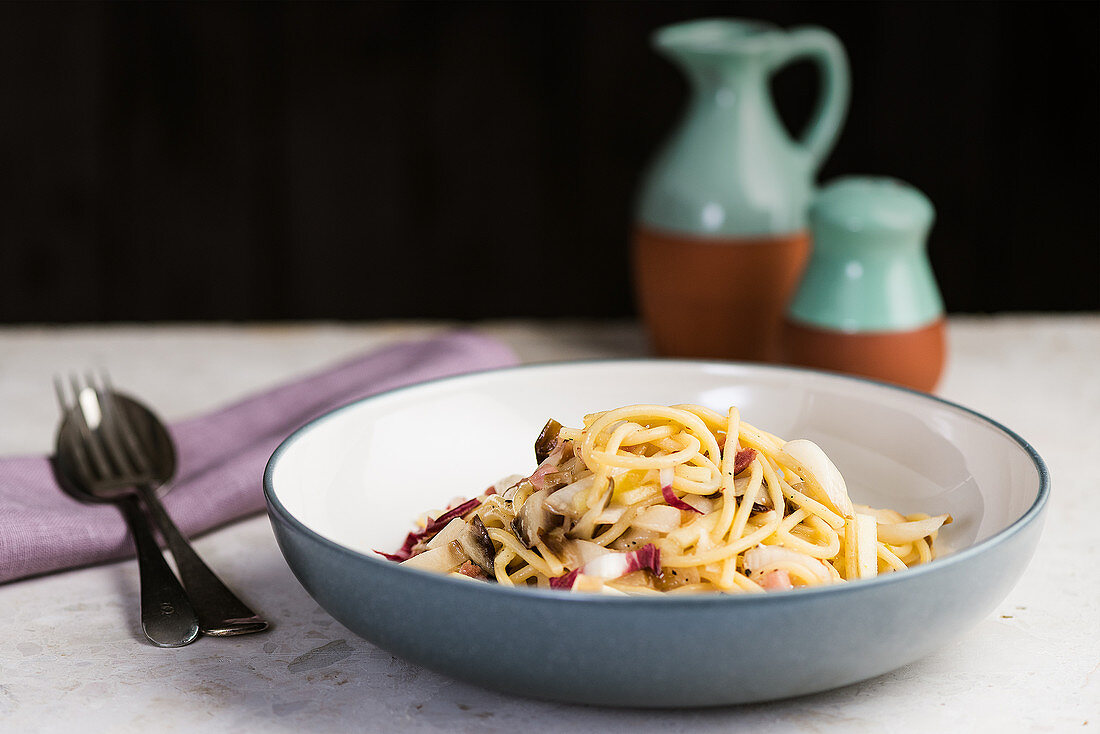 Spaghetti mit Champignons und Radicchio