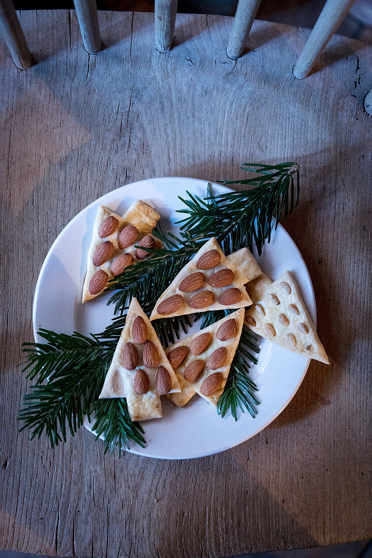 Lebkuchen-Weihnachtsbaumplätzchen, verziert mit Mandeln