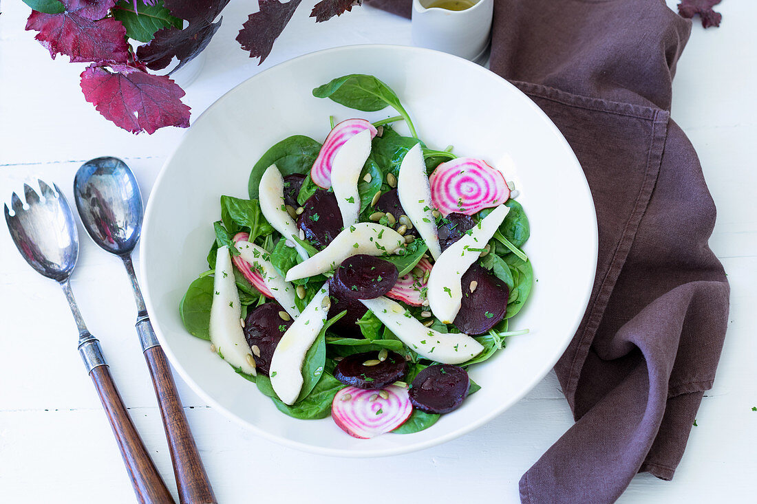 Pear and beetroot salad with spinach and a vinaigrette dressing