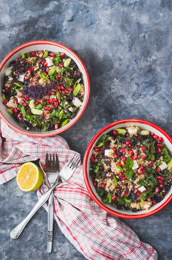 Grünkohl-Granatapfel-Tabouleh mit Feta, Frühlingszwiebeln und Zitronen-Minze-Dressing