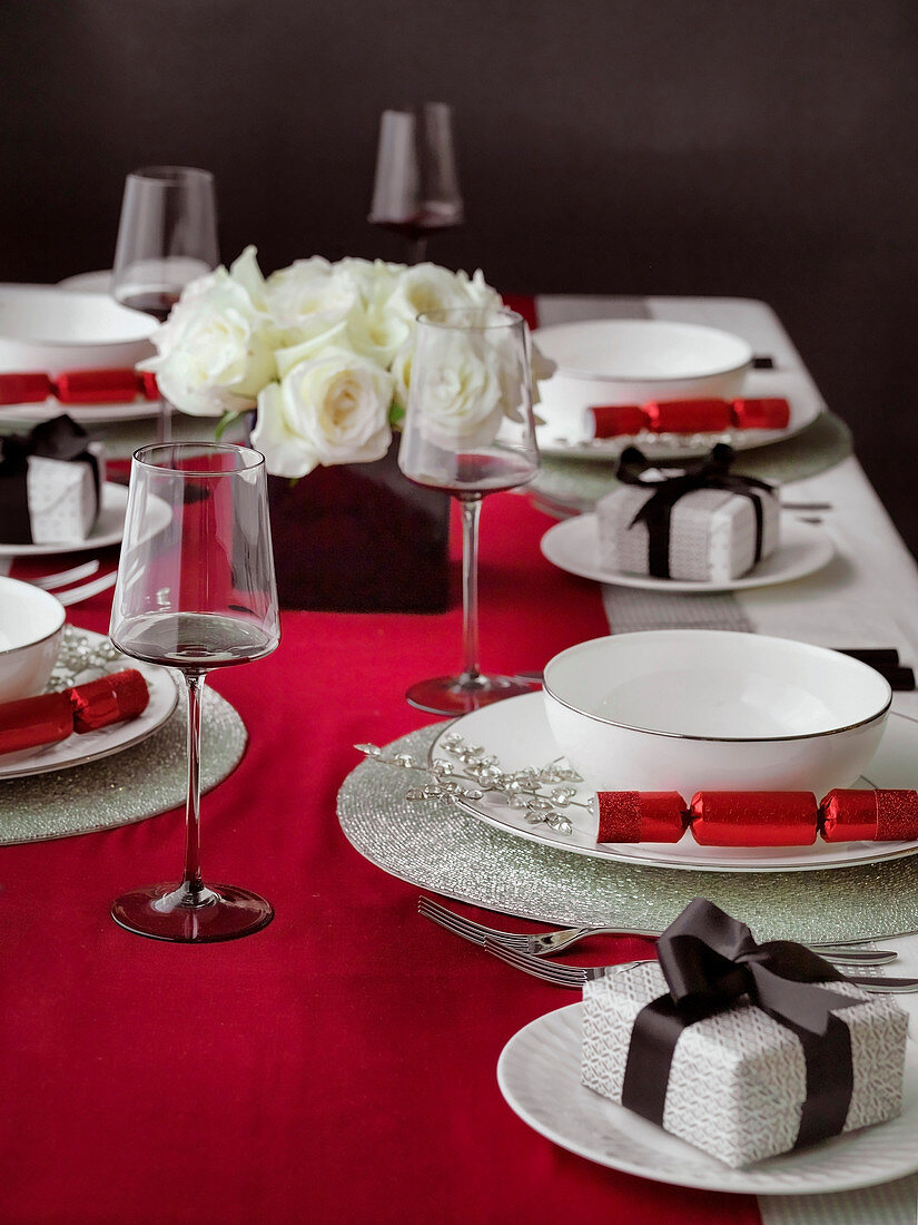 Weihnachtlich gedeckter Tisch in den Farben Rot, Weiß und Schwarz