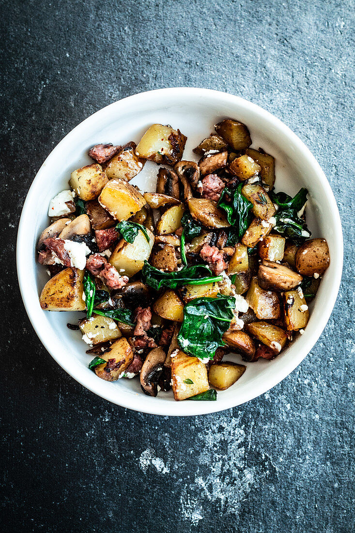 Bratkartoffeln mit Spinat, Salsciccia und Feta