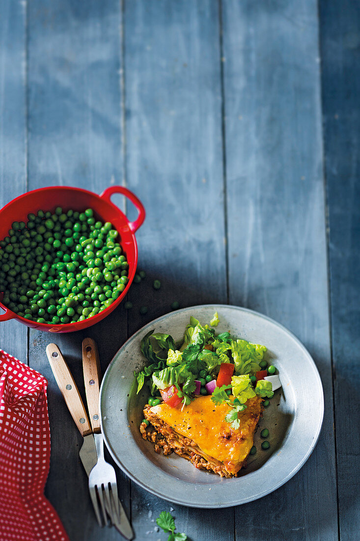 Tortilla-Auflauf mit Erbsen und Salat