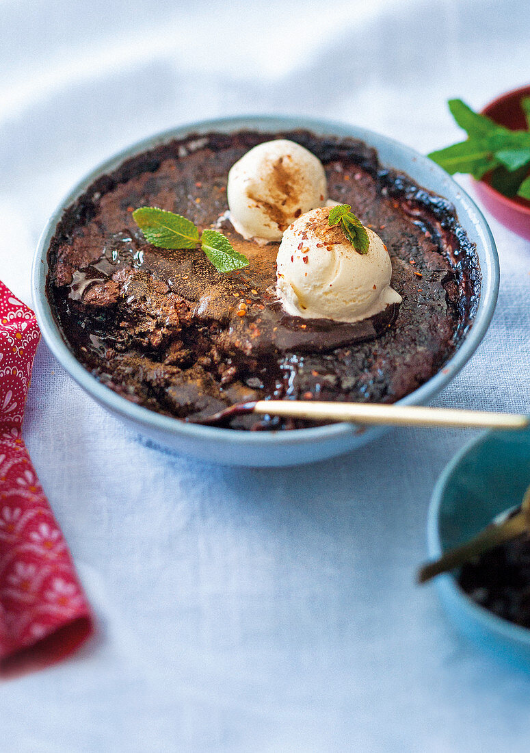 Mexikanischer Schokoladenpudding mit Vanilleeis serviert