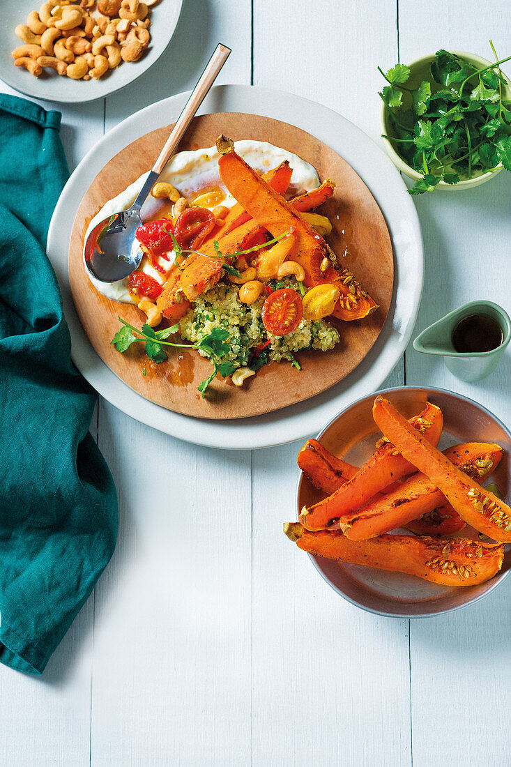 Kürbis aus dem Ofen mit Quinoa und Joghurtsauce