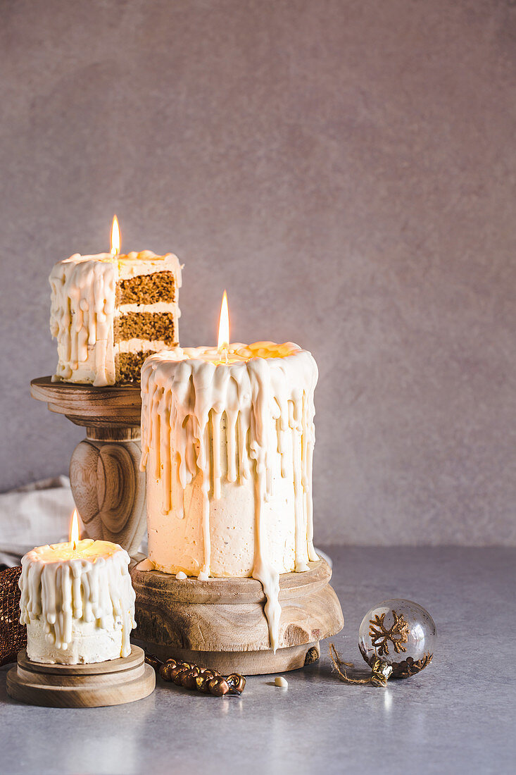 weiße Schokoladenkuchen in Kerzenform mit Eggnogg-Biskuit und Muskatnuss-Rum-Buttercreme