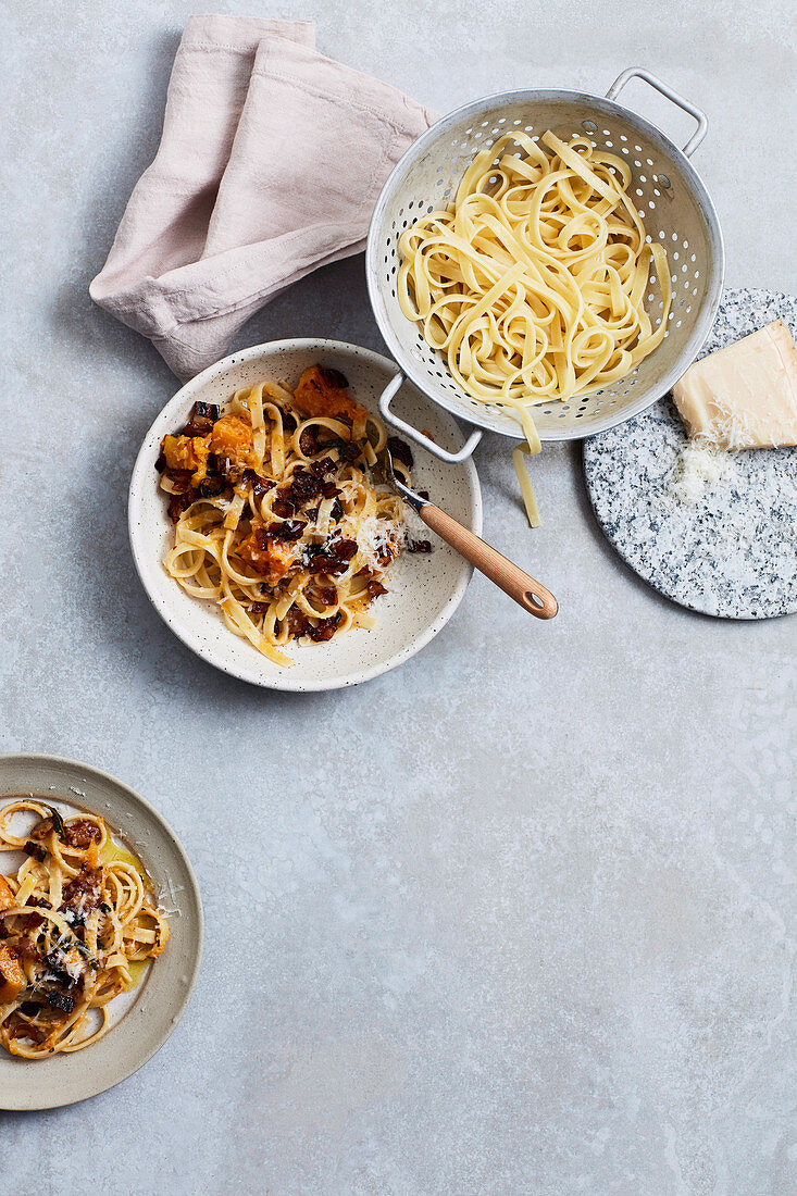 Tagliatelle mit Kürbis, Speck, Chili und Salbei