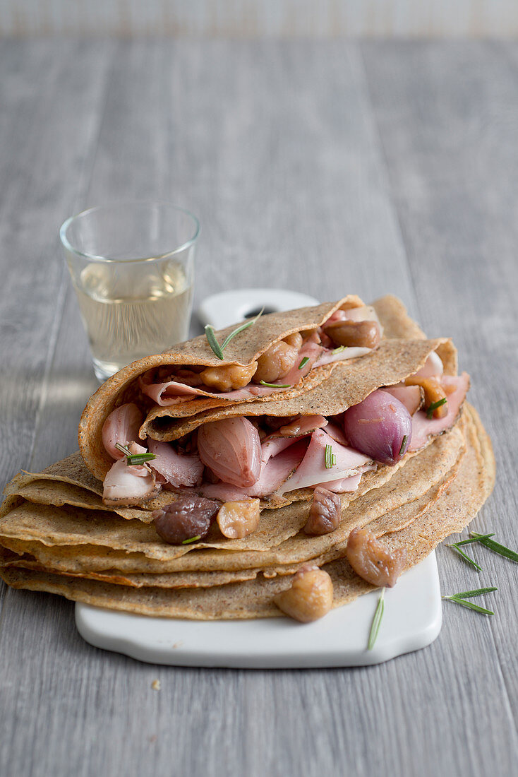 Buchweizencrêpes mit Schinken, Schalotten und Maroni