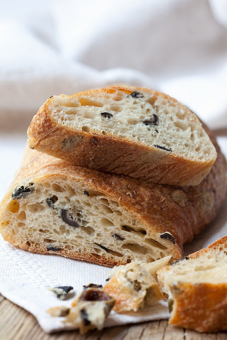 Ciabatta mit Oliven, am Stück und aufgeschnitten