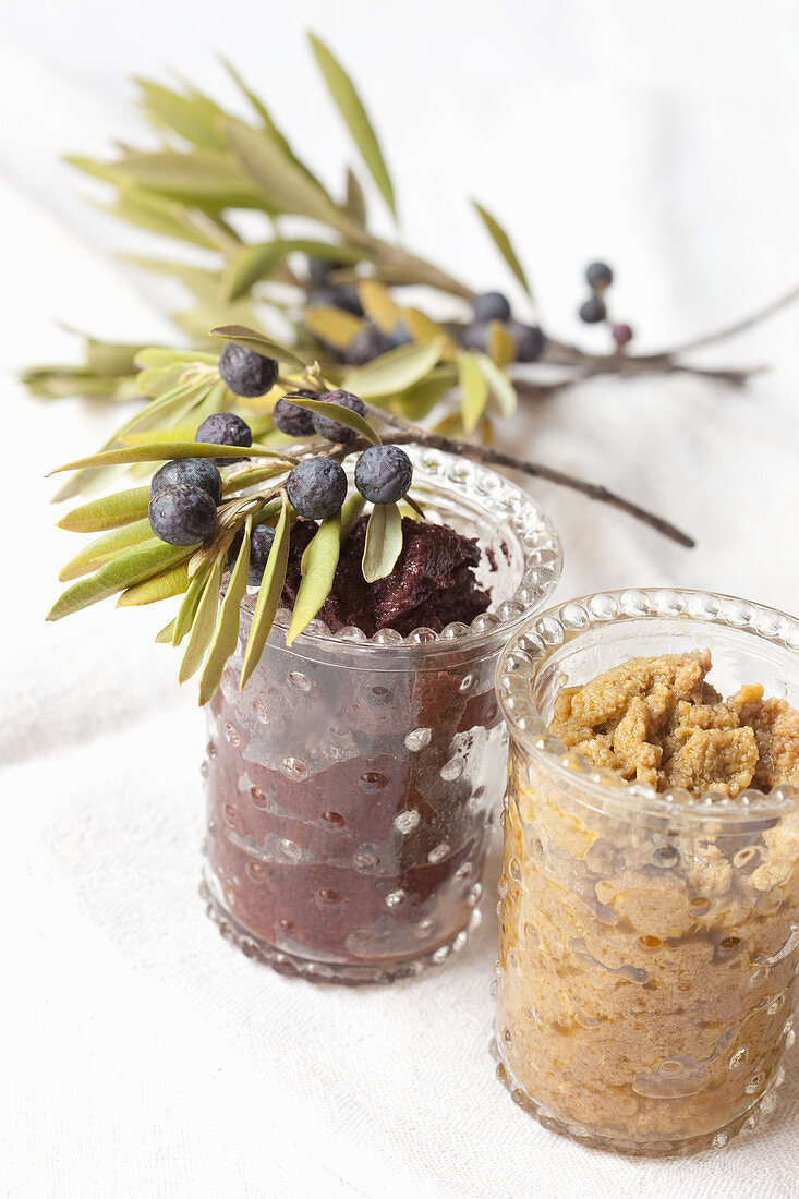 Green and black tapenade (olive cream) in glasses