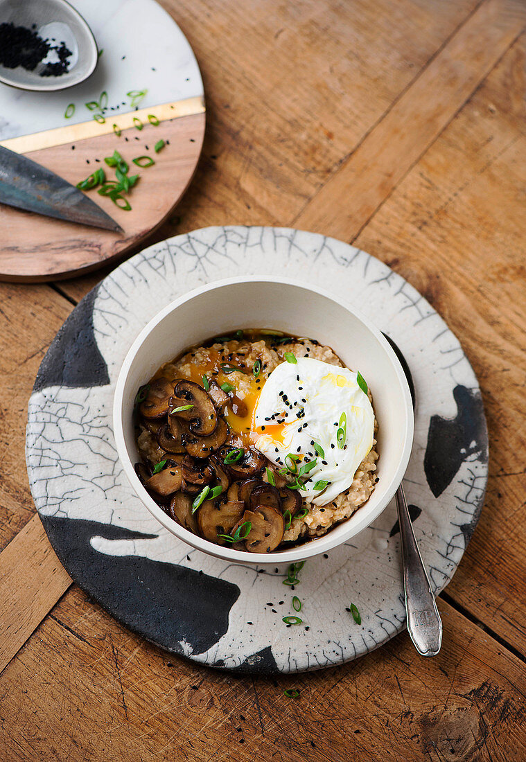 Herzhaftes Porridge mit gebratenen Champignons und Ei