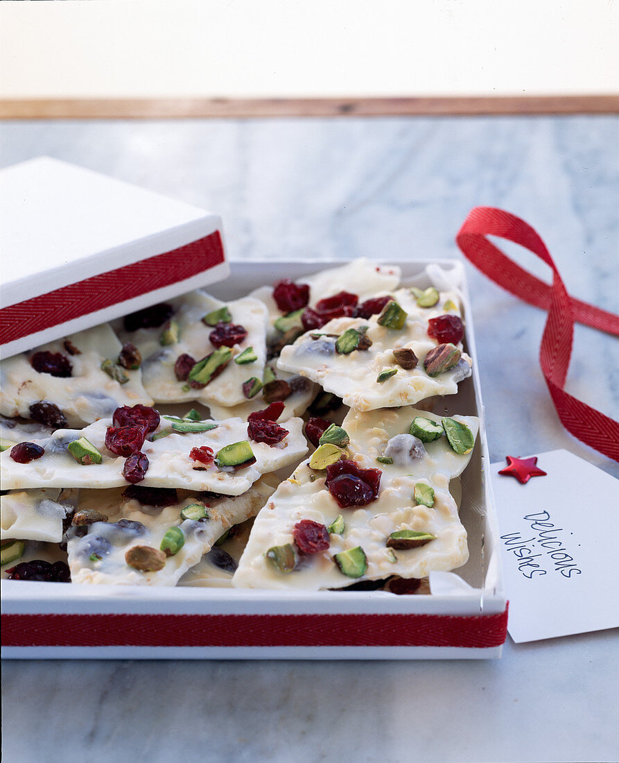 weiße Bruchschokolade mit Nüssen und Trockenfrüchten als Weihnachtsgeschenk