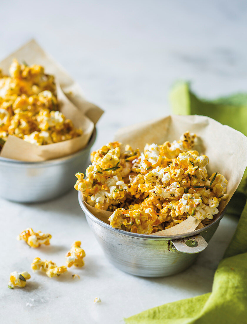Popcorn mit Rosmarin und Erdnuss-karamell