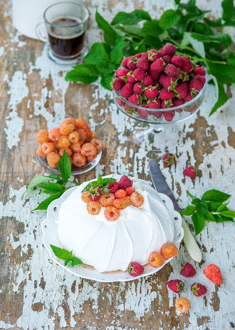 Pavlova mit Himbeeren