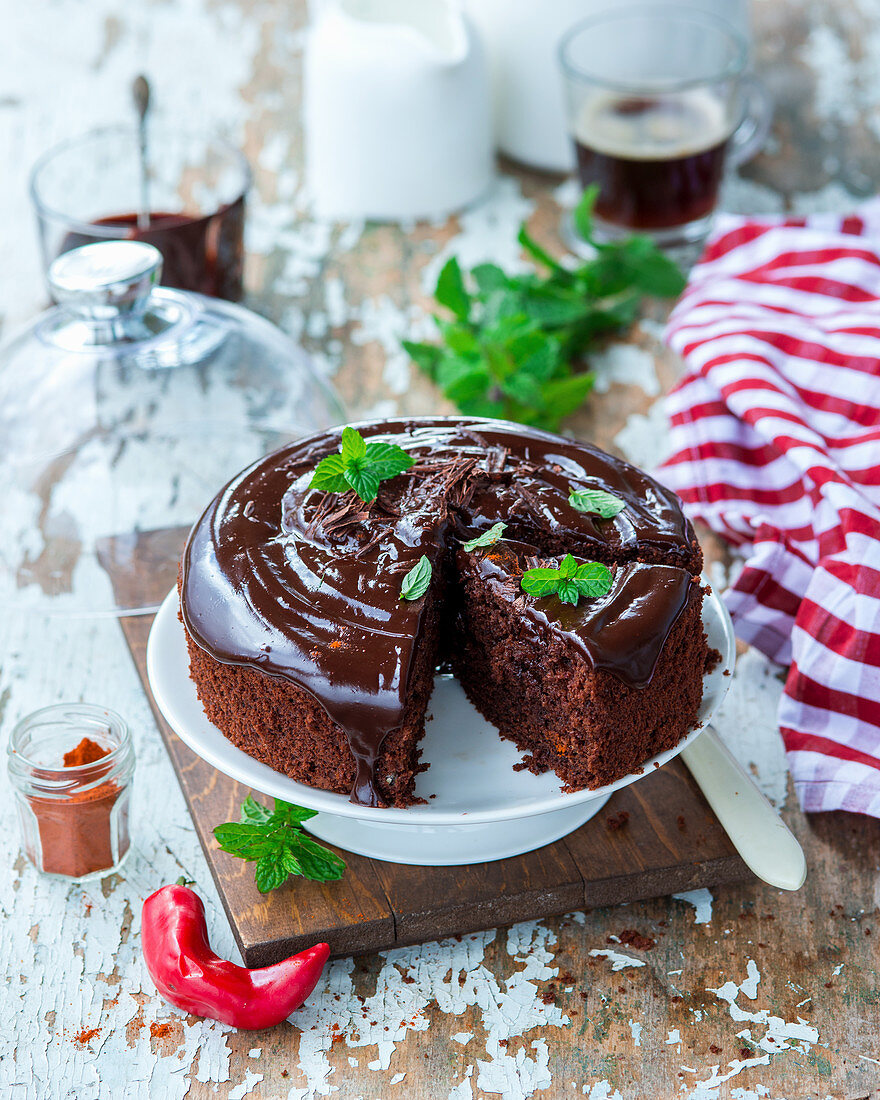 Schokoladenkuchen mit Peperoni und Gewürzen