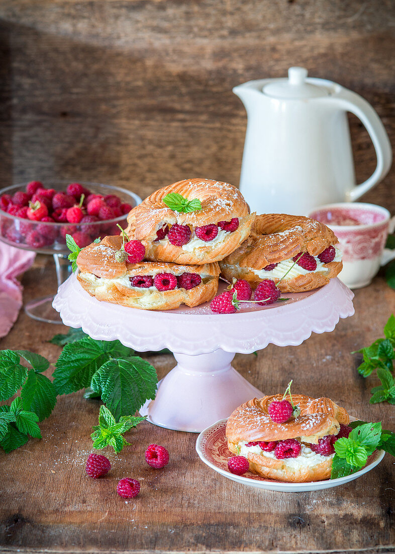 Choux pastry rings with raspberries