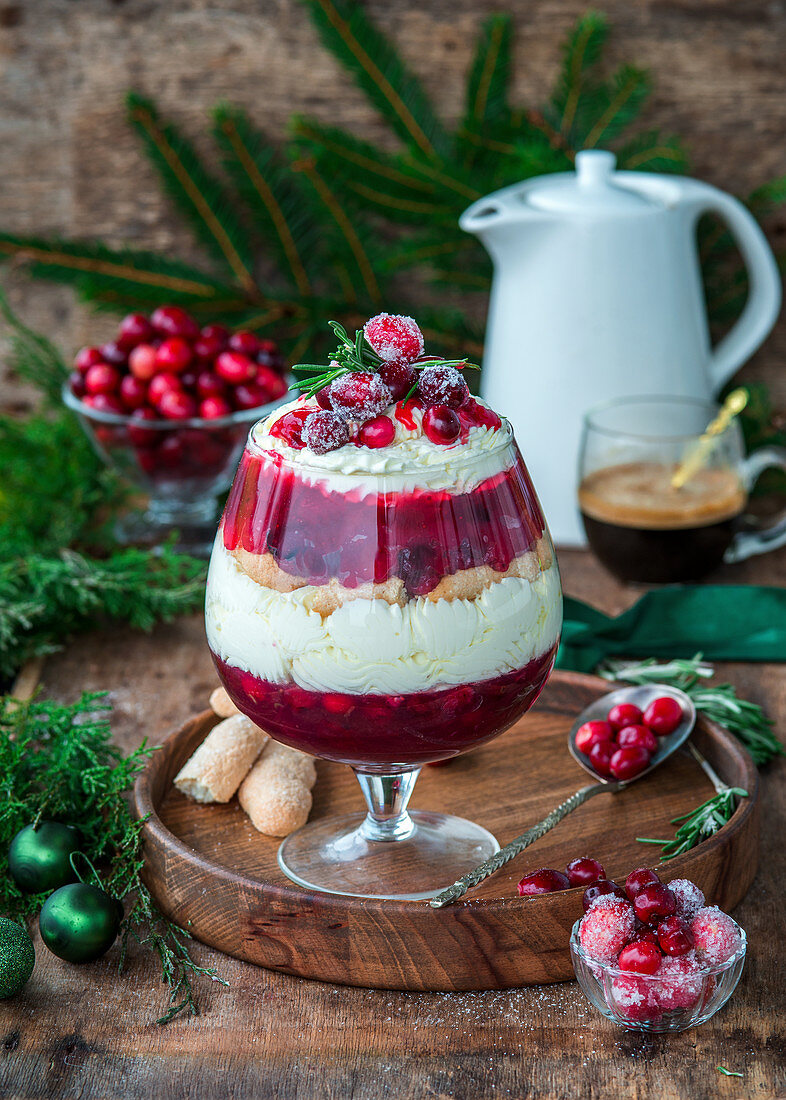 Trifle mit Cranberrygrütze, Frischkäse und Löffelbiskuit zu Weihnachten