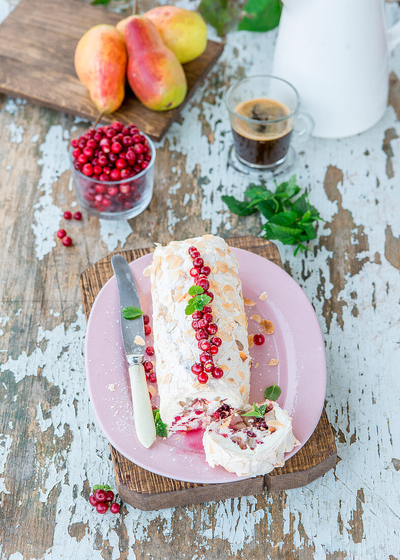 Baiserroulade mit Cranberries und Birnen