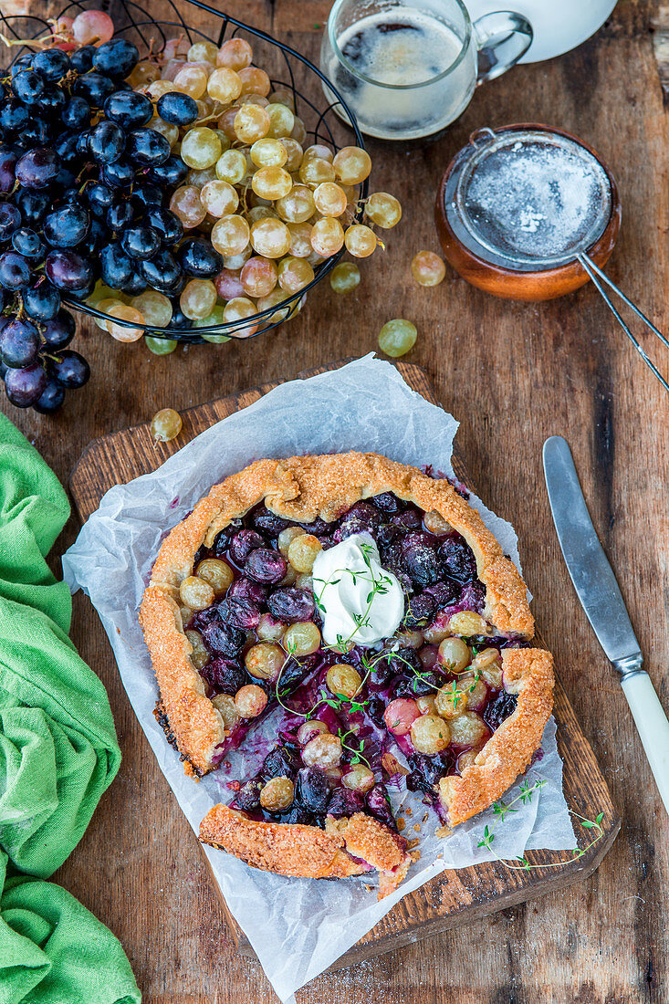 Pie with grapes and thyme