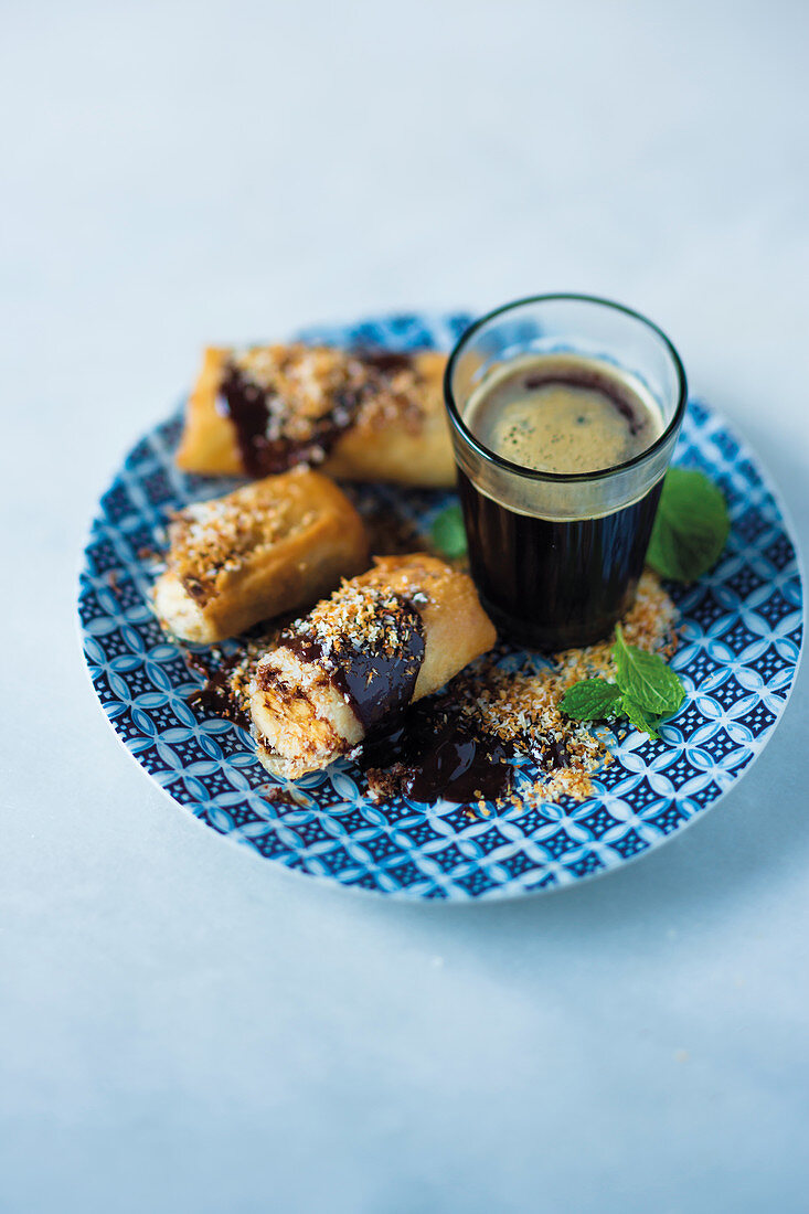 Bananen-Röllchen mit Schokolade und gerösteten Kokosraspeln