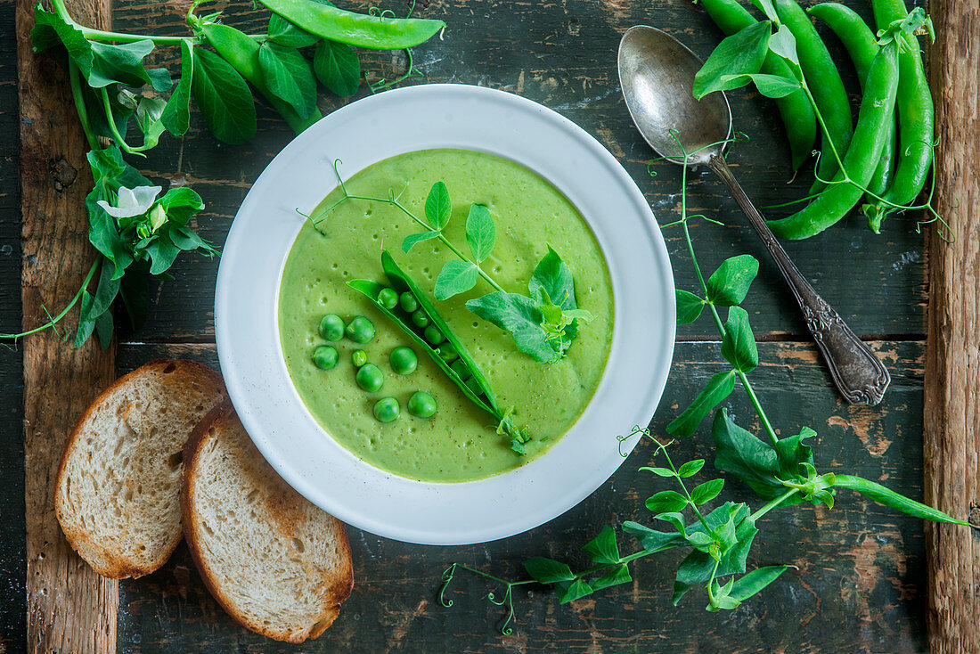 Erbsencremesuppe mit Röstbrot