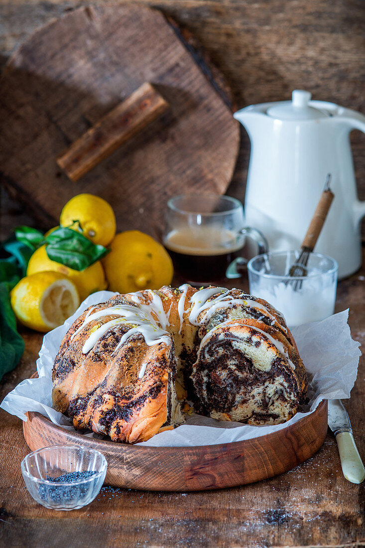 Mohnkuchen mit Zitronenglasur