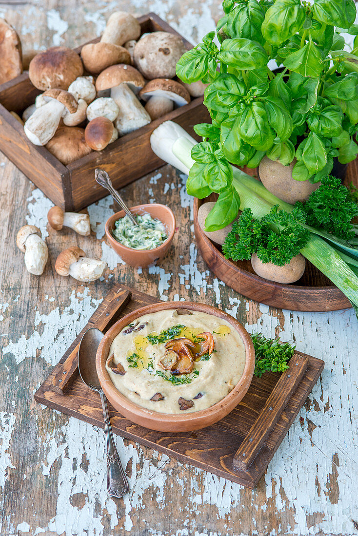Creamy mushroom and leek soup