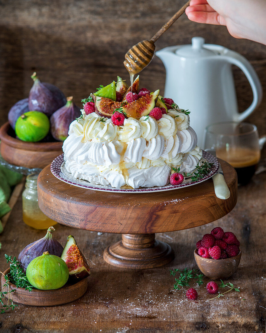 Festliche Pavlova mit Feigen und Honig