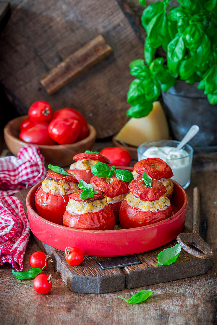 Gefüllte Tomaten mit Hähnchenfleisch und Reis